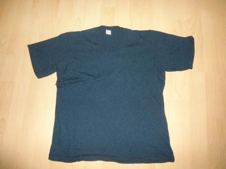 Tmavomodre tricko, 146