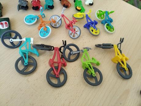 Motorky a bicykle z kinder, 