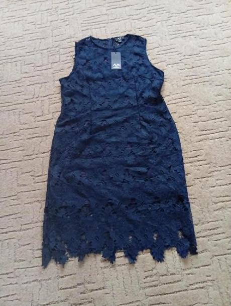 Krajkové podšité  puzdrové šaty, 52