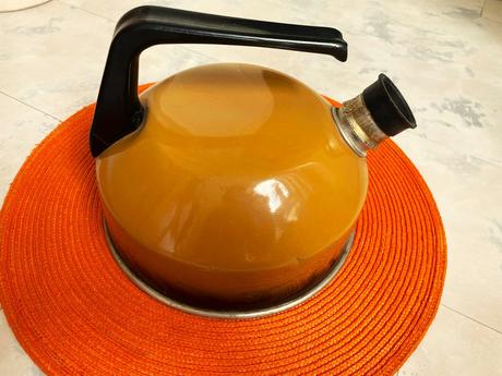 Pískacia retro konvica,