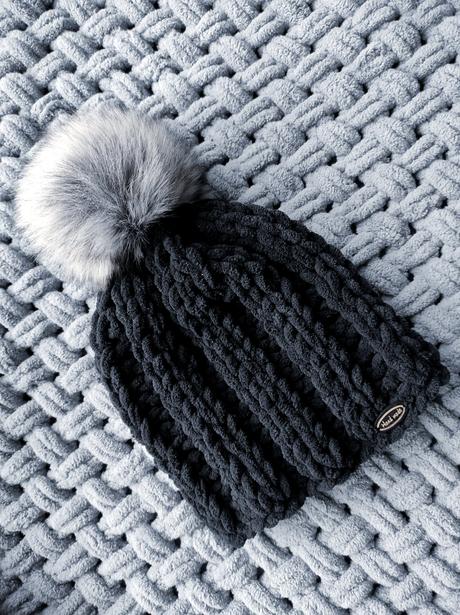 Cierna ciapka z puffy m, m