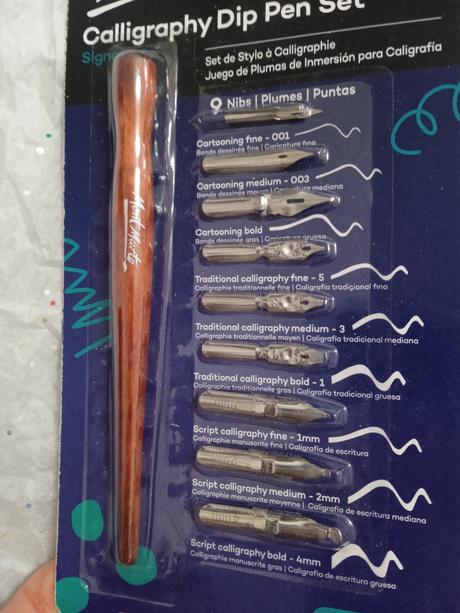 Kaligrafia fantasy vintage perá, 