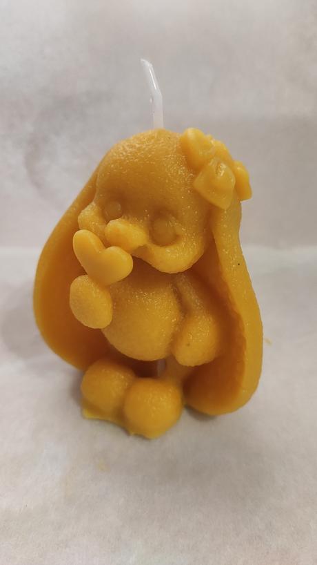 Zajačik - sviečka z včelieho vosku,