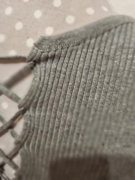 Tenký sivý svetrík so šnurovaním veľ. s, s