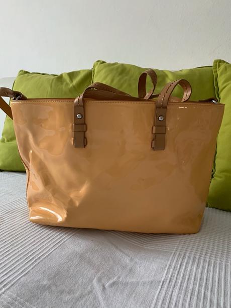 Bežová lakovaná zara, zara