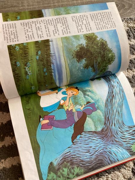 Walt disney alenka v kraji divů. autíčko modrásek, 