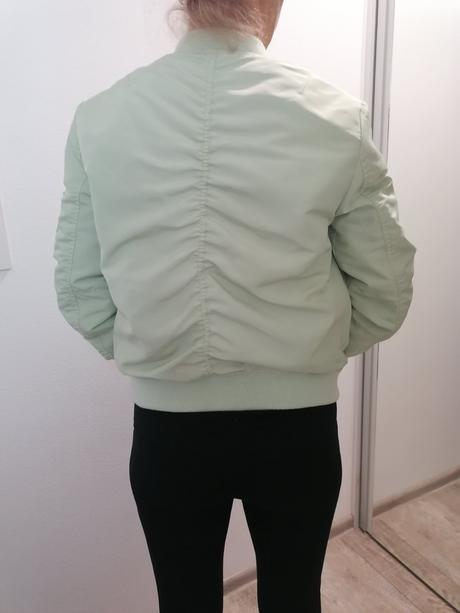 Bledozelená bomberka, reserved,36