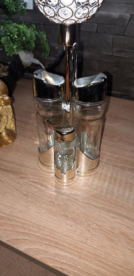 Sklenená soľnička s koreničkou,