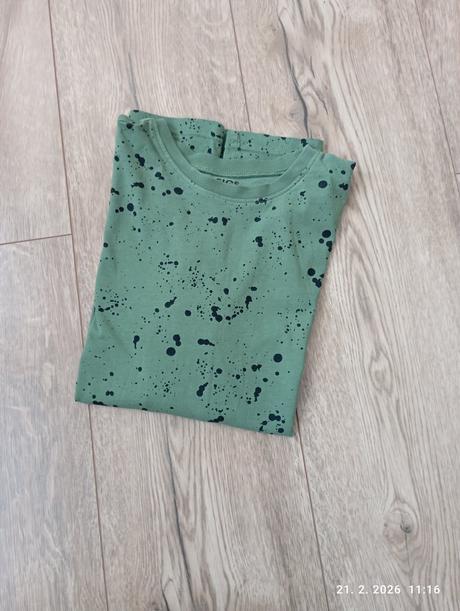 Tmavozelené tričko, 146