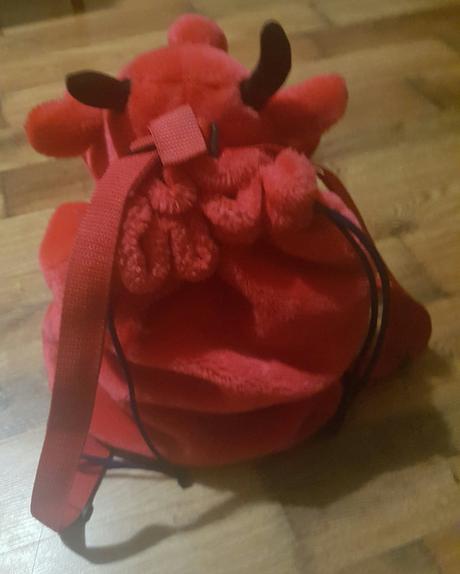Cerveny plyšovy ruksak,