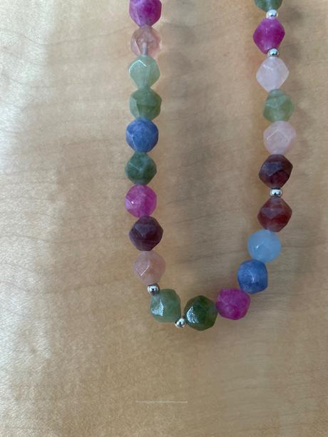 Nahrdelnik z farebnych koralok, 