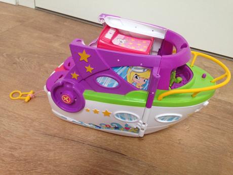 Bábiky piny pon famosa a loď,