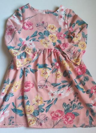 Netradičné šaty s volanikovymi rukavmi, 116