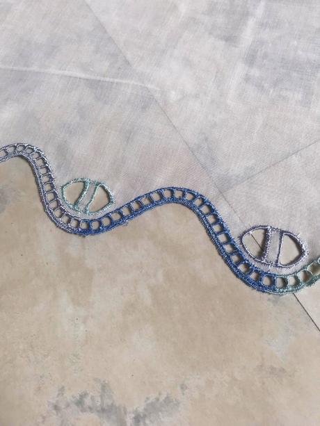 Batistová vitrážka na okno,