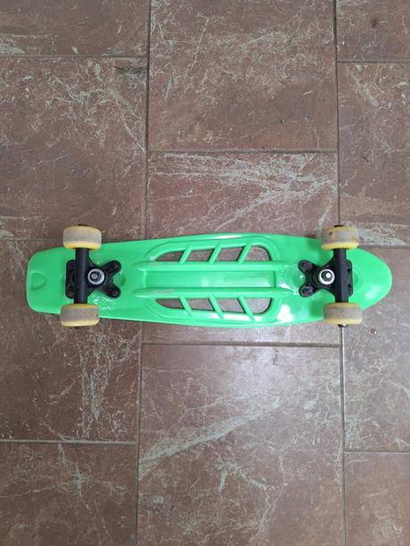 Skateboard zelený,