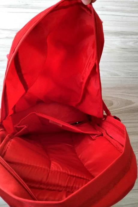 Červený batoh shell, 