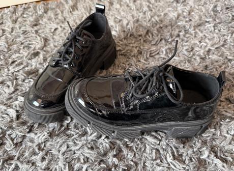 Lesklé mokasínky, 33