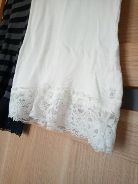 Dve tielka s čipkou, s