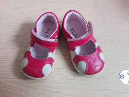 Cervene sandalky, 20