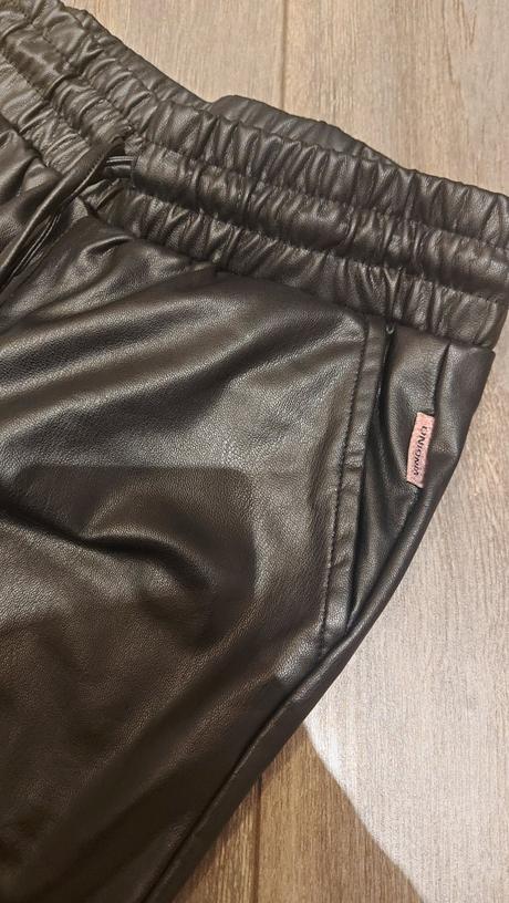 Koženkové nohavice, 152