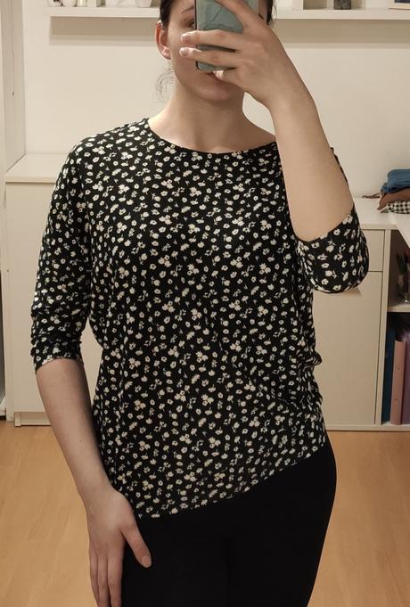 Čierne tričko s drobnými kvietkami, esmara,40