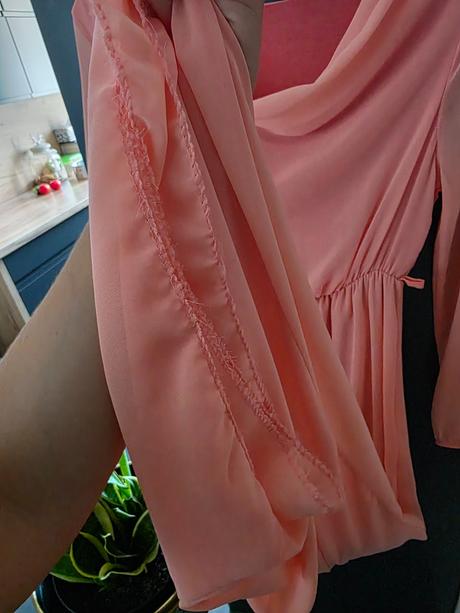 Ľahúčke šaty s lodičkovými výstrihom, s