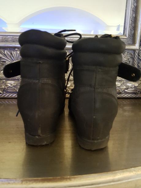 Kotnikove topanky so zlatymi ozdobami, 39