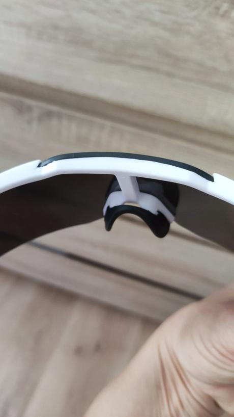 Športové slnečné okuliare zelené šošovky,