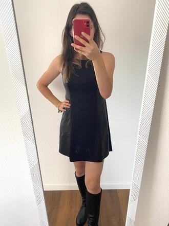 Krásne čierne šaty, 38