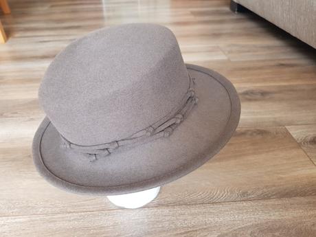 Klobuk tmavosedy, 54