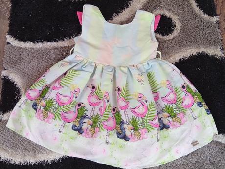 Šaty s plameniakmi, 104