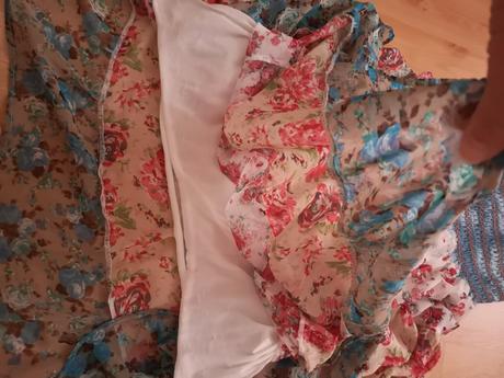 Šaty alebo sukňa, m