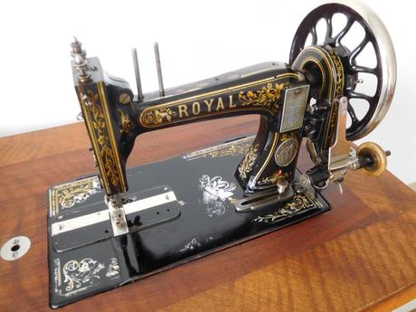 Starožitný šijací stroj značky royal-plne funkčný, 