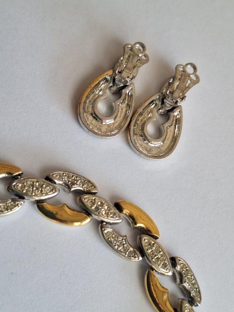 Náušnice a náhrdelník,