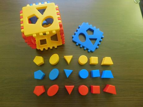 Viacfarebna kocka vkladacka tvary,