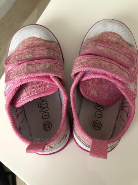 Tenisky s pevnou špičkou, 23