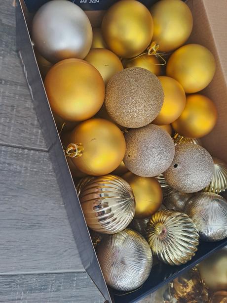 Zlaté vianočné gule, 