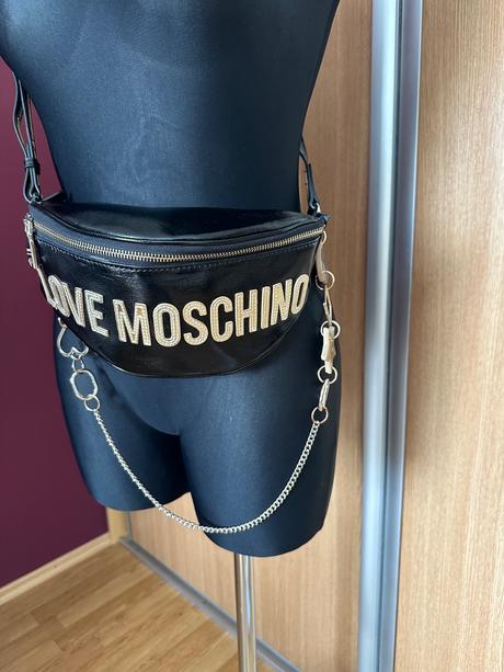 Ladvinka, love moschino