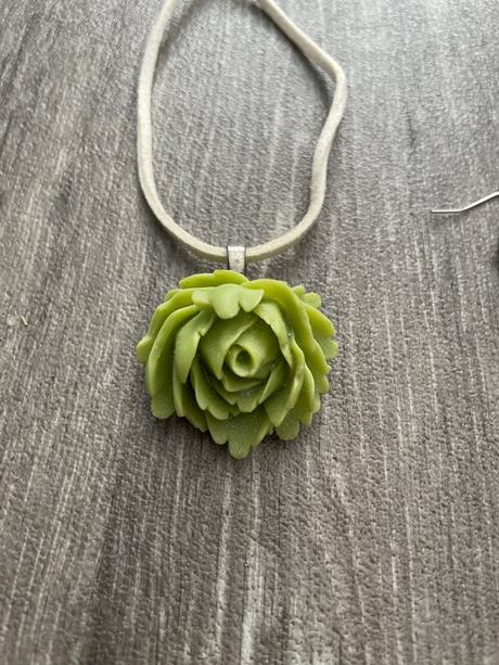 Ružičkový náhrdelník, 