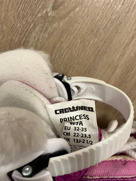 Dievčenské korčule, crowned,32