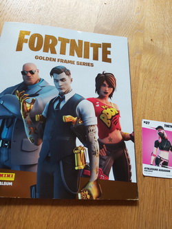 Časopis na zbieranie kartičiek fortnite, 