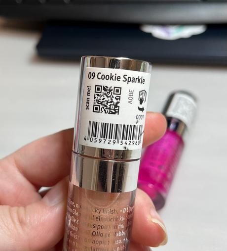 Dekoratívna kozmetika rôznych značiek, 