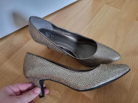 Zlatisté lodičky, 36