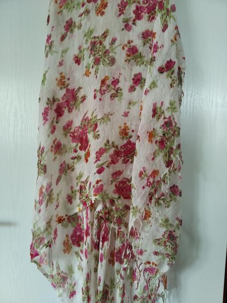 Kvietkovaný šál na leto,