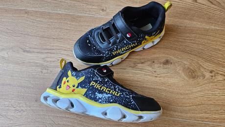 Svietiace tenisky pikatchu, 33