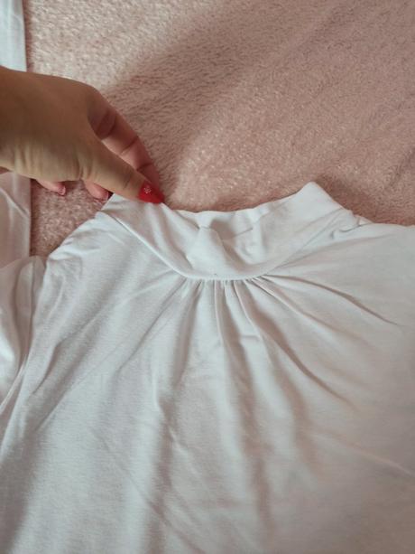 Biely natelnik so stojacikom, 140