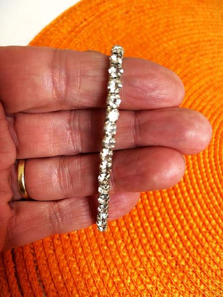 Štrasový náramok,