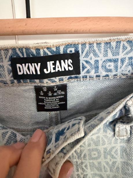 Široké rifle dkny s monogramom, dkny,l