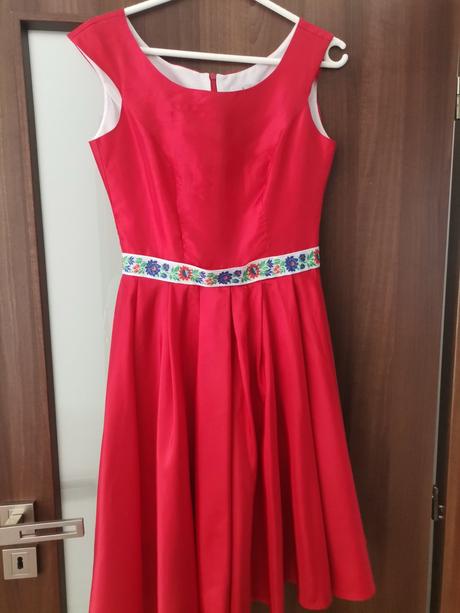 Šaty s folklornym opaskom, 36