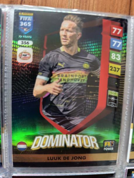 Futbalové kartičky fifa 365 2025 - dominator,